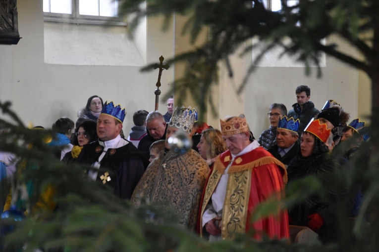 Orszak Trzech Króli 2023 w Dobromierzu. Strażacy zrobili zadymę