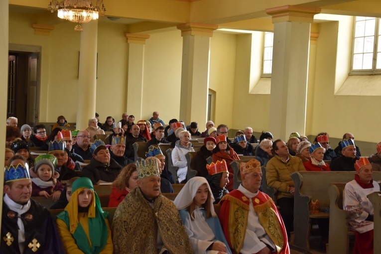 Orszak Trzech Króli 2023 w Dobromierzu. Strażacy zrobili zadymę