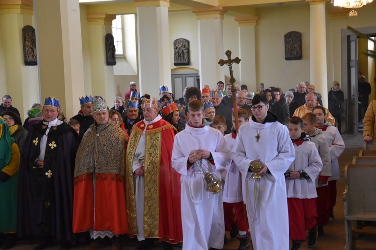 Orszak Trzech Króli 2023 w Dobromierzu. Strażacy zrobili zadymę