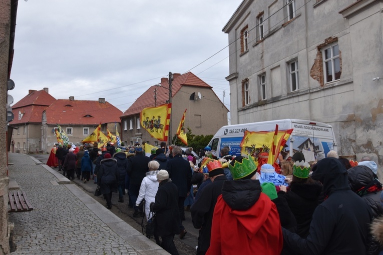 Orszak Trzech Króli 2023 w Dobromierzu. Strażacy zrobili zadymę