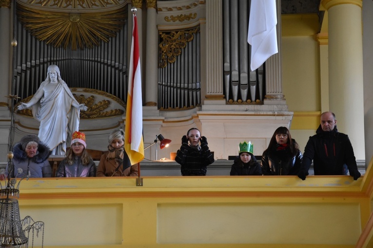 Orszak Trzech Króli 2023 w Dobromierzu. Strażacy zrobili zadymę