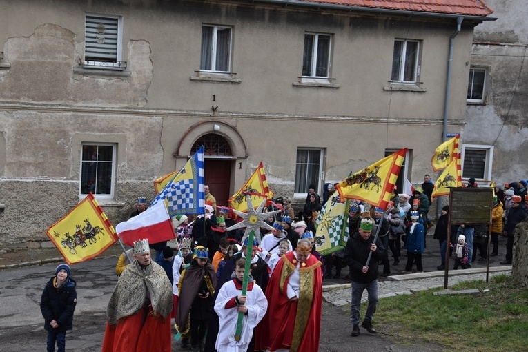 Orszak Trzech Króli 2023 w Dobromierzu. Strażacy zrobili zadymę
