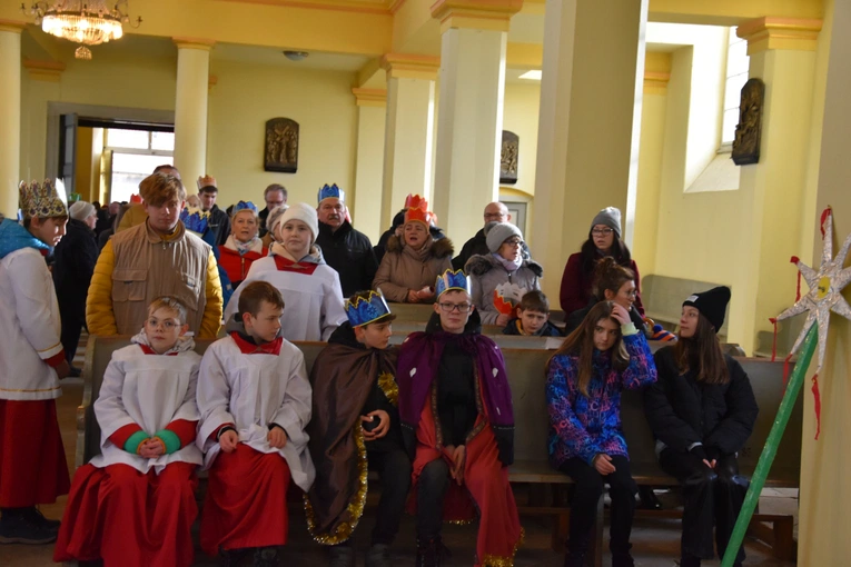 Orszak Trzech Króli 2023 w Dobromierzu. Strażacy zrobili zadymę