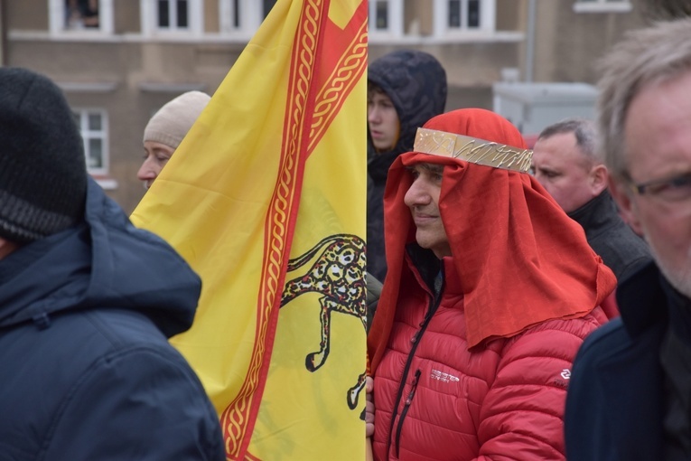 Orszak Trzech Króli 2023 w Dobromierzu. Strażacy zrobili zadymę