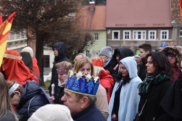 Orszak Trzech Króli 2023 w Dobromierzu. Strażacy zrobili zadymę