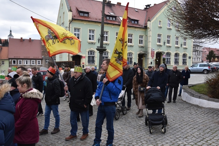 Orszak Trzech Króli 2023 w Dobromierzu. Strażacy zrobili zadymę