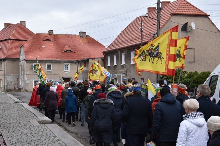 Orszak Trzech Króli 2023 w Dobromierzu. Strażacy zrobili zadymę