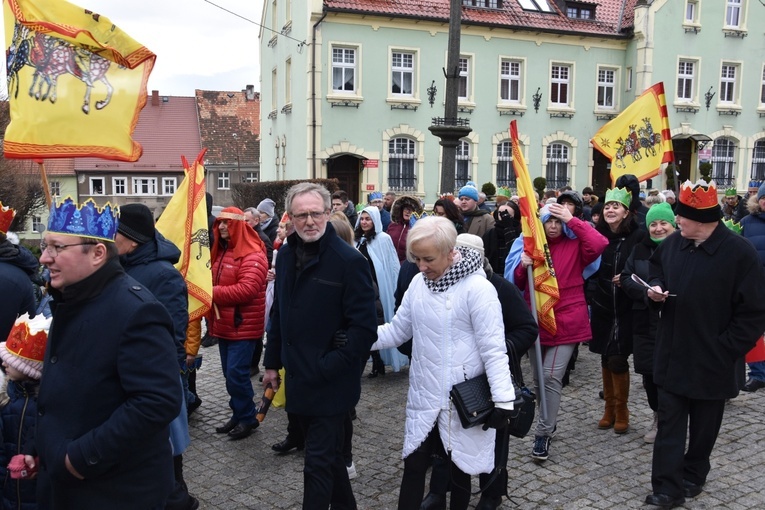 Orszak Trzech Króli 2023 w Dobromierzu. Strażacy zrobili zadymę