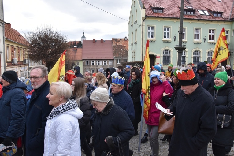 Orszak Trzech Króli 2023 w Dobromierzu. Strażacy zrobili zadymę