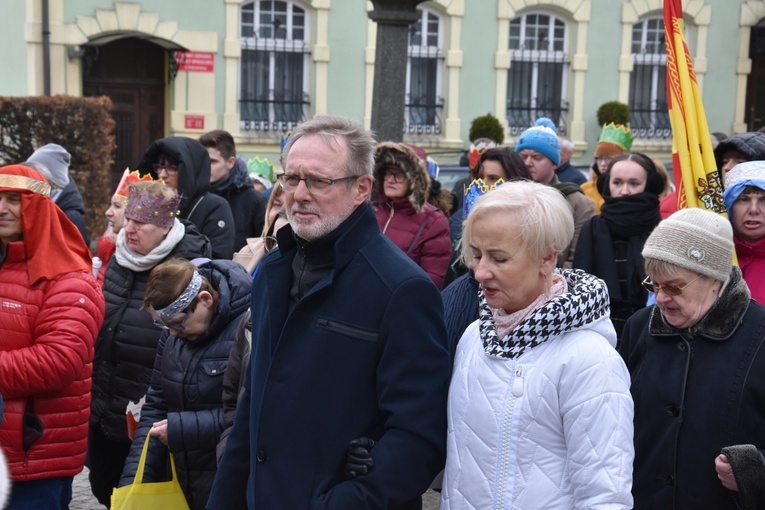 Orszak Trzech Króli 2023 w Dobromierzu. Strażacy zrobili zadymę