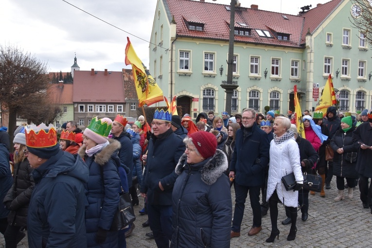 Orszak Trzech Króli 2023 w Dobromierzu. Strażacy zrobili zadymę