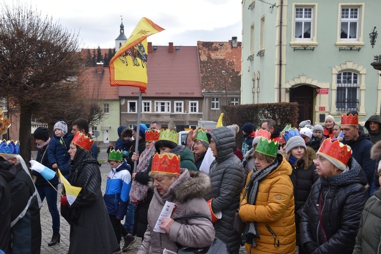 Orszak Trzech Króli 2023 w Dobromierzu. Strażacy zrobili zadymę