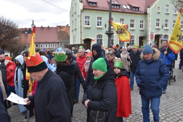 Orszak Trzech Króli 2023 w Dobromierzu. Strażacy zrobili zadymę