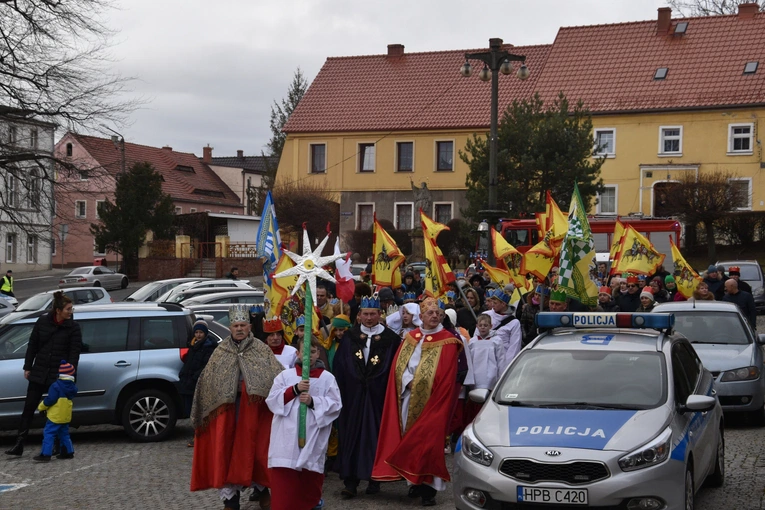 Orszak Trzech Króli 2023 w Dobromierzu. Strażacy zrobili zadymę