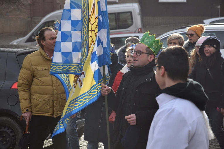 Orszak Trzech Króli 2023 w Dobromierzu. Strażacy zrobili zadymę