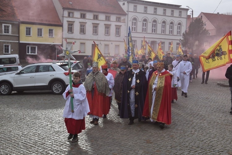 Orszak Trzech Króli 2023 w Dobromierzu. Strażacy zrobili zadymę