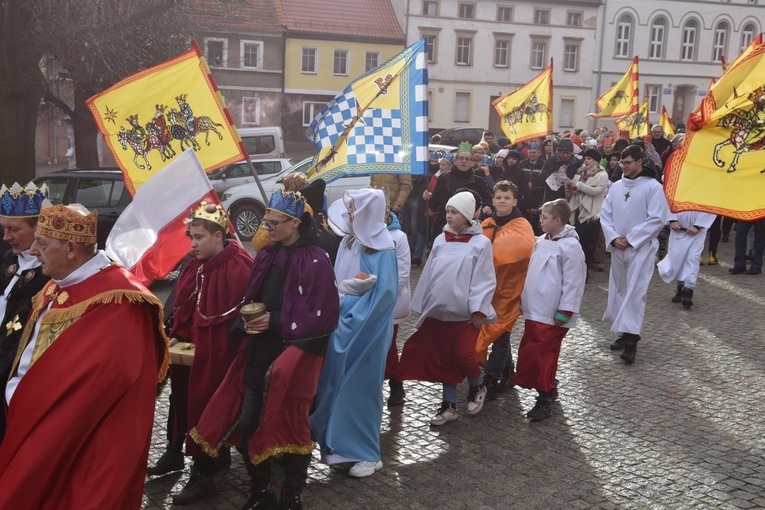 Orszak Trzech Króli 2023 w Dobromierzu. Strażacy zrobili zadymę