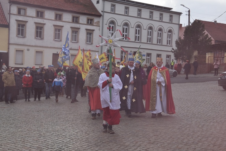 Orszak Trzech Króli 2023 w Dobromierzu. Strażacy zrobili zadymę