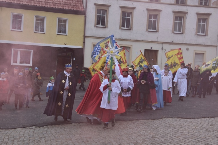 Orszak Trzech Króli 2023 w Dobromierzu. Strażacy zrobili zadymę