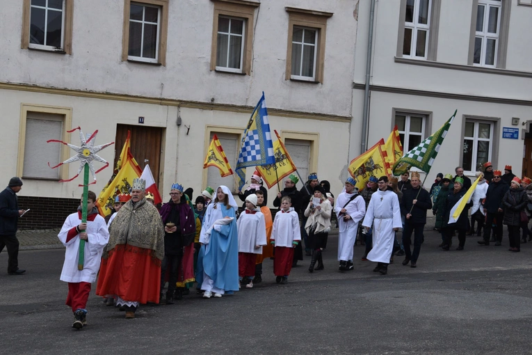 Orszak Trzech Króli 2023 w Dobromierzu. Strażacy zrobili zadymę