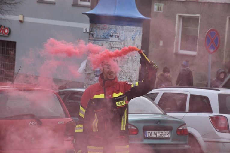 Orszak Trzech Króli 2023 w Dobromierzu. Strażacy zrobili zadymę