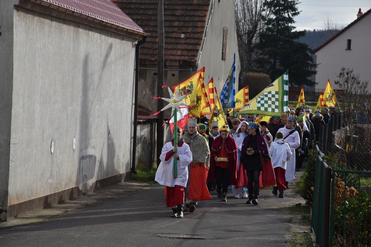Orszak Trzech Króli 2023 w Dobromierzu. Strażacy zrobili zadymę