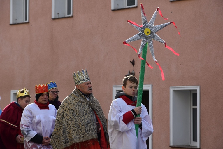 Orszak Trzech Króli 2023 w Dobromierzu. Strażacy zrobili zadymę