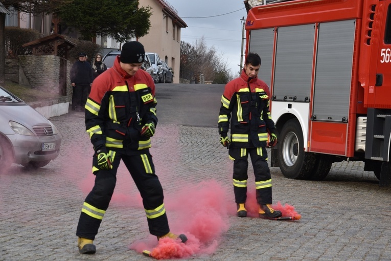Orszak Trzech Króli 2023 w Dobromierzu. Strażacy zrobili zadymę