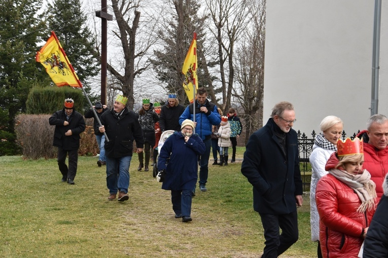 Orszak Trzech Króli 2023 w Dobromierzu. Strażacy zrobili zadymę