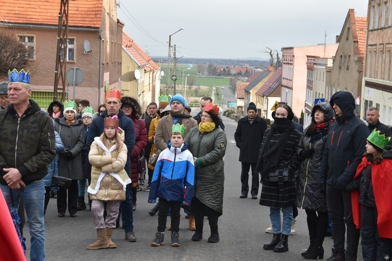 Orszak Trzech Króli 2023 w Dobromierzu. Strażacy zrobili zadymę