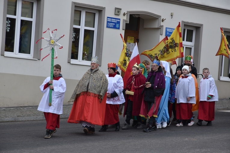 Orszak Trzech Króli 2023 w Dobromierzu. Strażacy zrobili zadymę