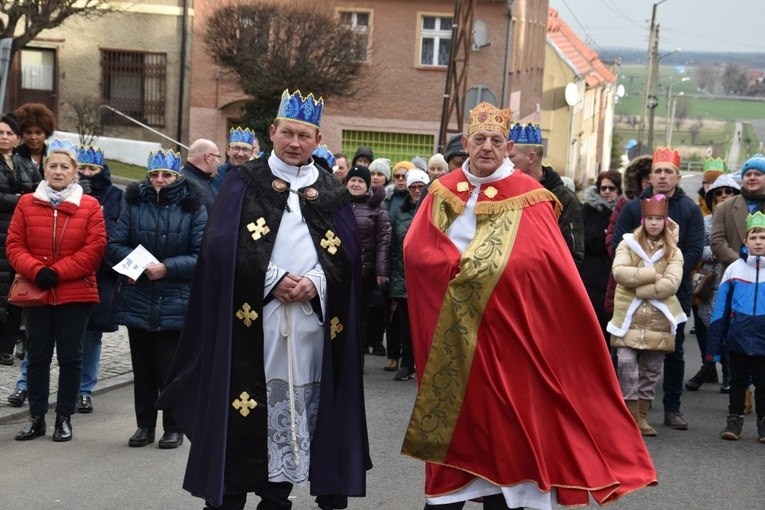 Orszak Trzech Króli 2023 w Dobromierzu. Strażacy zrobili zadymę
