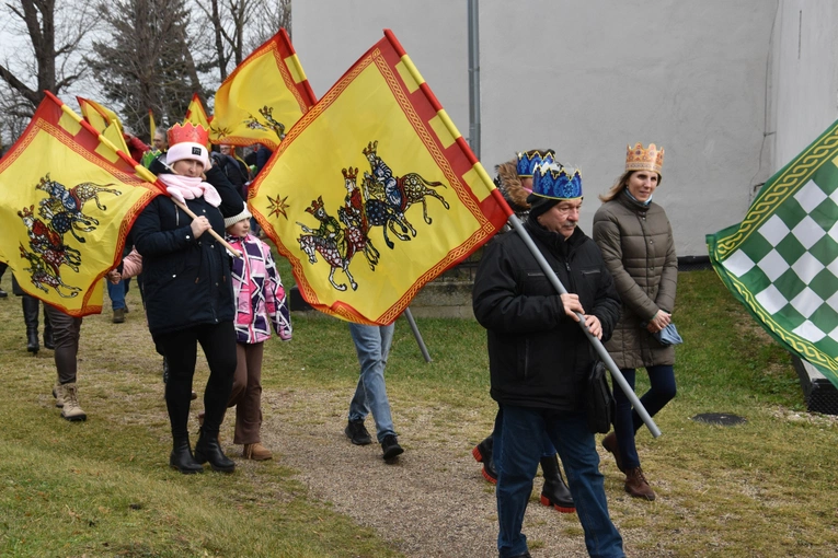 Orszak Trzech Króli 2023 w Dobromierzu. Strażacy zrobili zadymę
