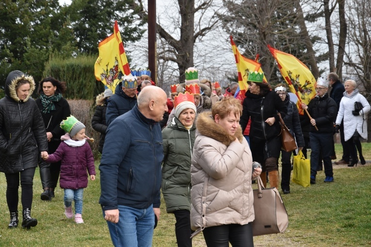 Orszak Trzech Króli 2023 w Dobromierzu. Strażacy zrobili zadymę