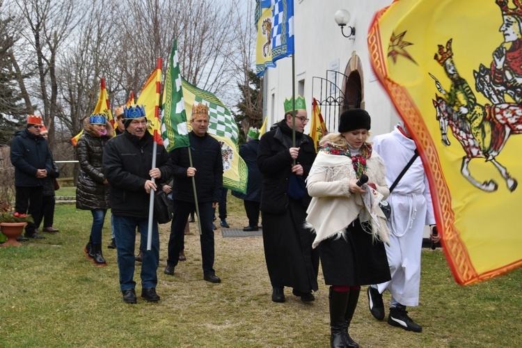 Orszak Trzech Króli 2023 w Dobromierzu. Strażacy zrobili zadymę