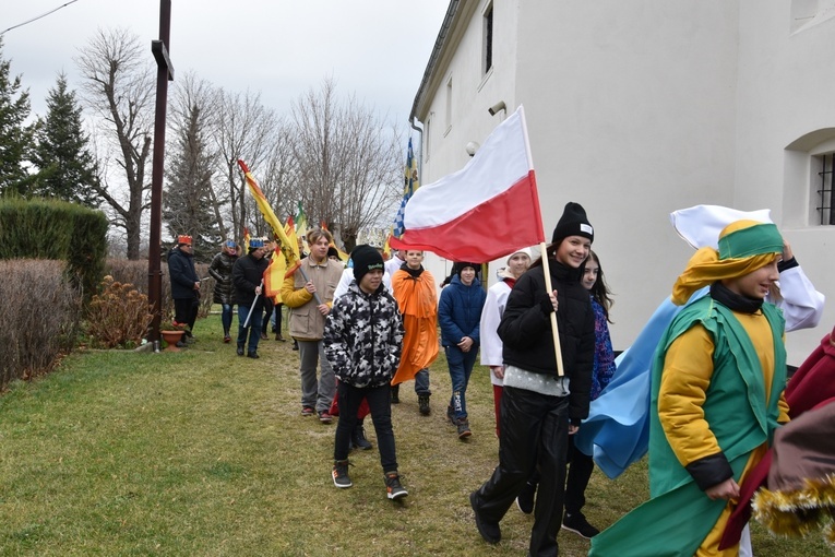 Orszak Trzech Króli 2023 w Dobromierzu. Strażacy zrobili zadymę