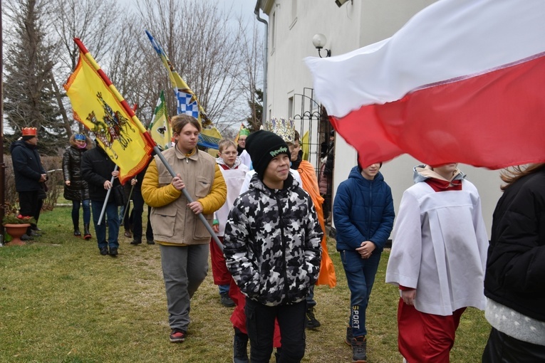 Orszak Trzech Króli 2023 w Dobromierzu. Strażacy zrobili zadymę