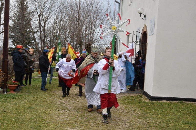 Orszak Trzech Króli 2023 w Dobromierzu. Strażacy zrobili zadymę