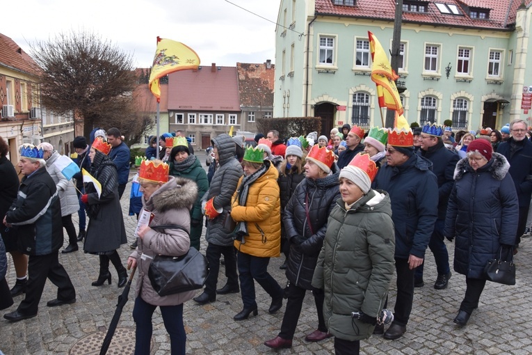 Orszak Trzech Króli 2023 w Dobromierzu. Strażacy zrobili zadymę