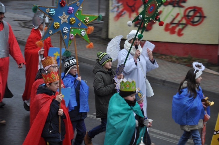 Orszak Trzech Króli 2023 w Głuszycy. W korowodzie poszli nawet rycerze