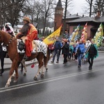 Orszak Trzech Króli 2023 w Głuszycy. W korowodzie poszli nawet rycerze