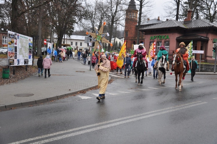 Orszak Trzech Króli 2023 w Głuszycy. W korowodzie poszli nawet rycerze