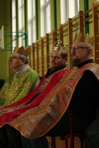 Orszak Trzech Króli 2023 w Starych Bogaczowicach. Do szkoły