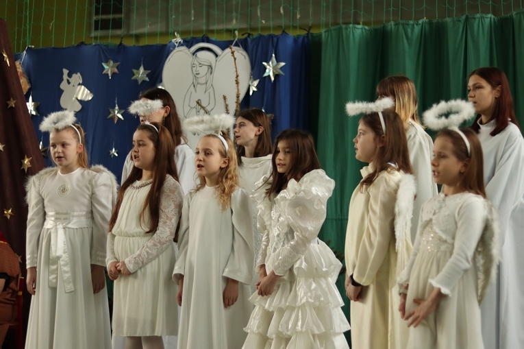 Orszak Trzech Króli 2023 w Starych Bogaczowicach. Do szkoły
