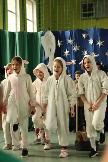 Orszak Trzech Króli 2023 w Starych Bogaczowicach. Do szkoły