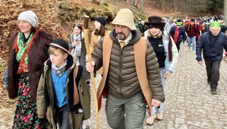 Orszak Trzech Króli 2023 na Górę Igliczną. Z trzech stron