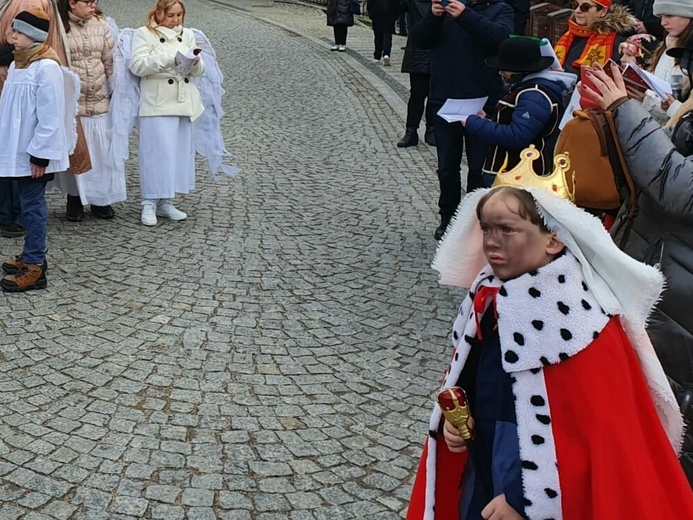 Orszak Trzech Króli 2023 w Bardzie. Nie dali się diabelskim figlom