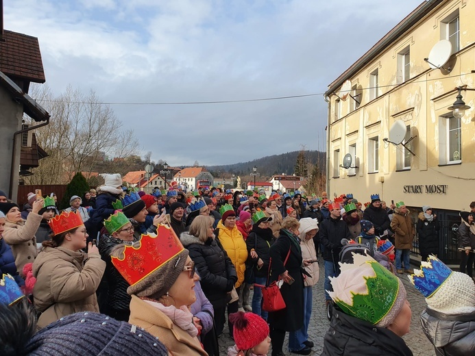 Orszak Trzech Króli 2023 w Bardzie. Nie dali się diabelskim figlom