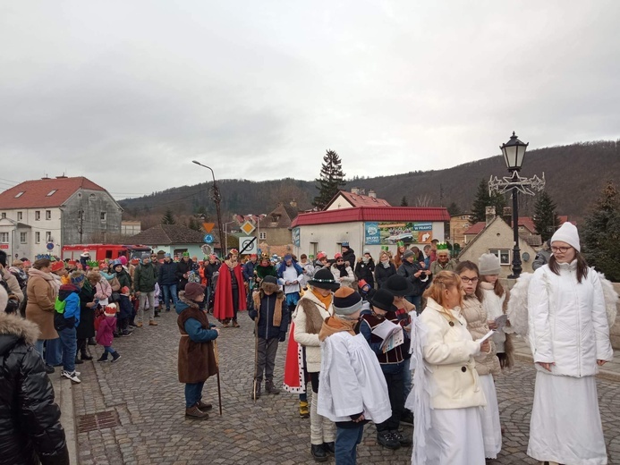 Orszak Trzech Króli 2023 w Bardzie. Nie dali się diabelskim figlom