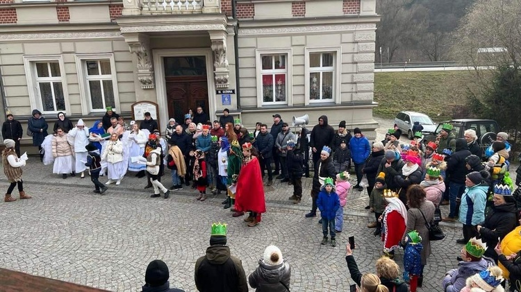 Orszak Trzech Króli 2023 w Bardzie. Nie dali się diabelskim figlom